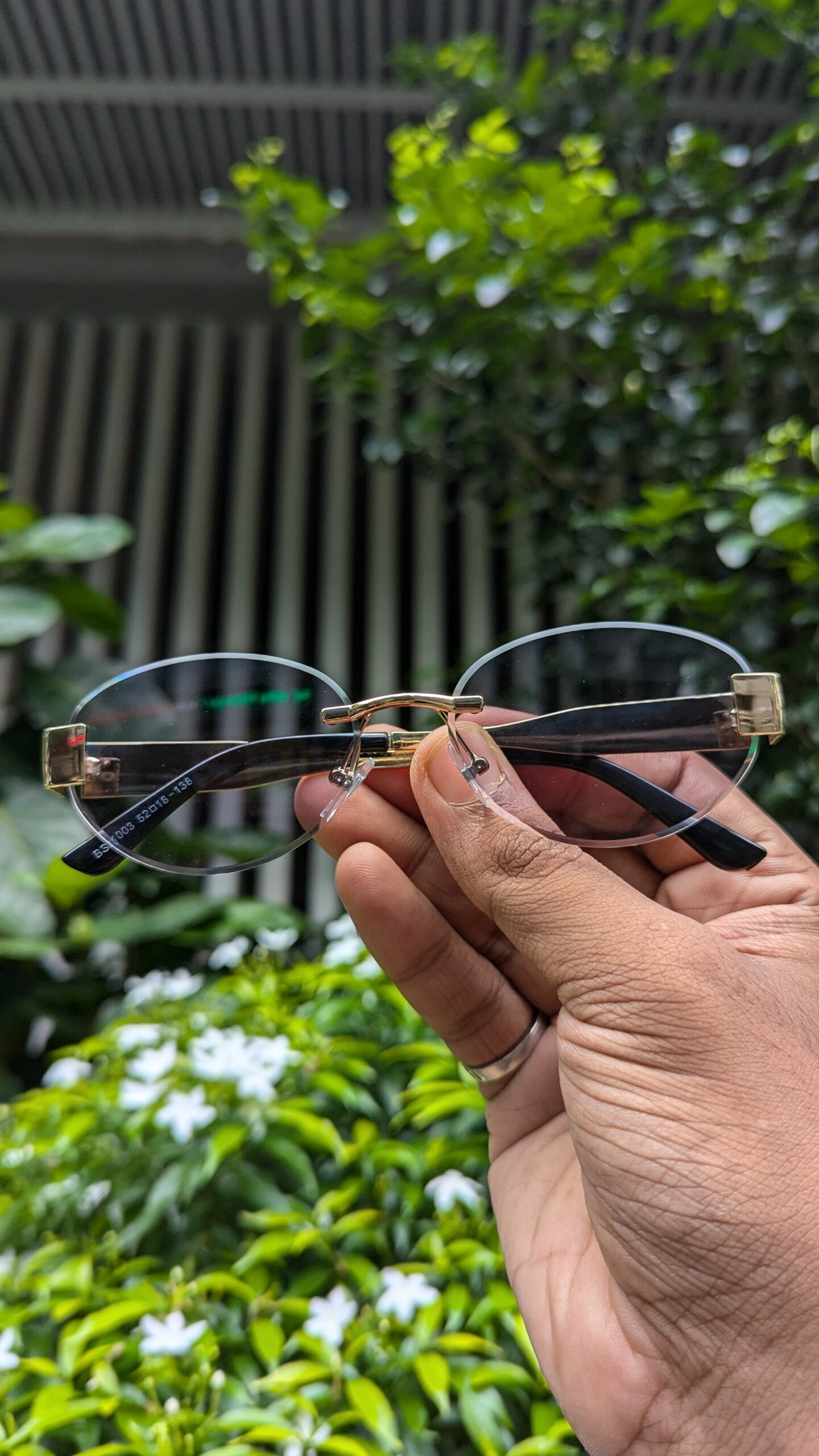 Luxury Metal Photochromic Sunglasses Men Women Fashion Black & golden eye Sun Glasses Stylish Anti-glare Driving UV400