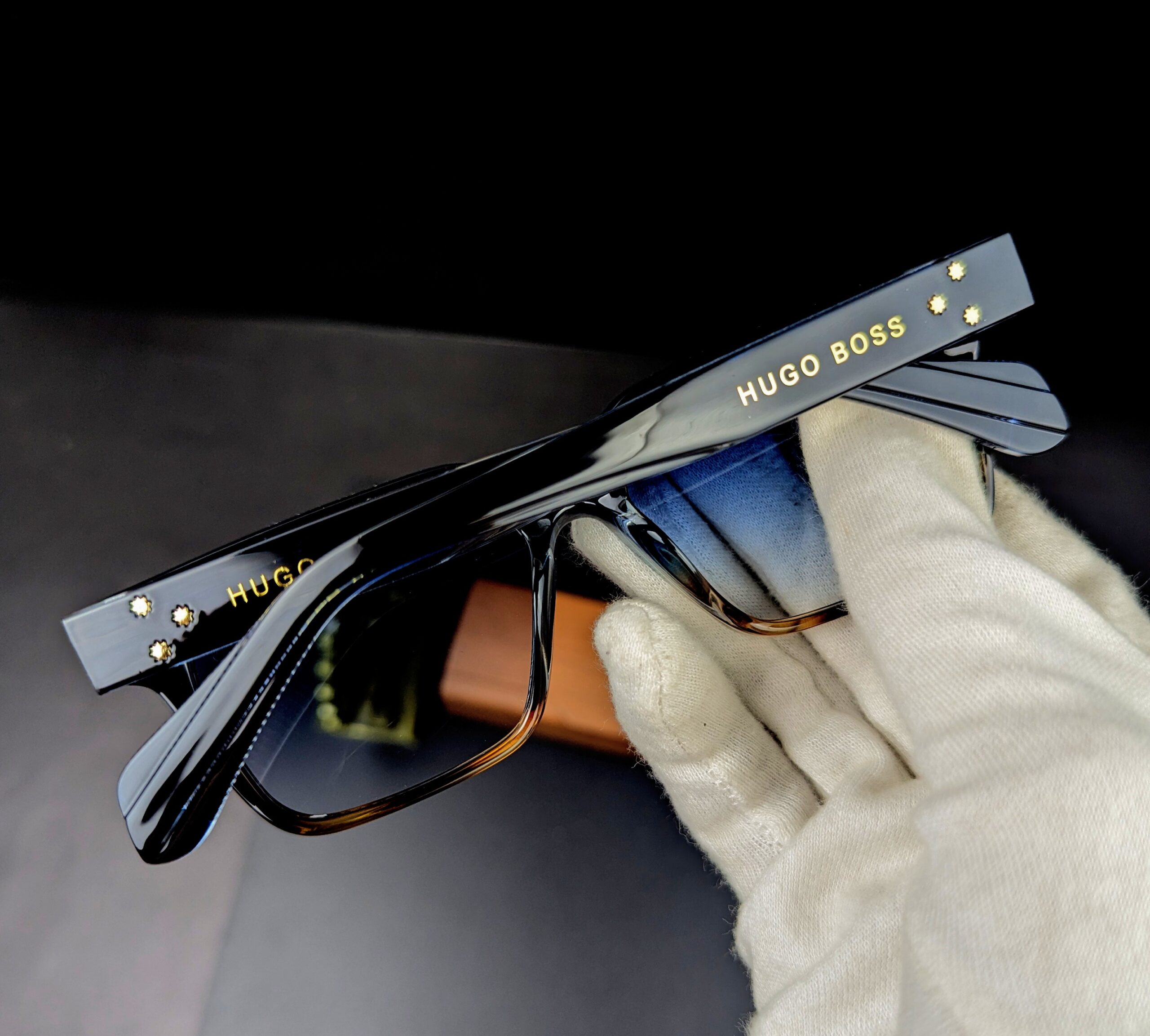 Hugo Boss Gradient Rectangular Sunglasses – Dual-Tone Blue & Tortoise Frame - Image 3