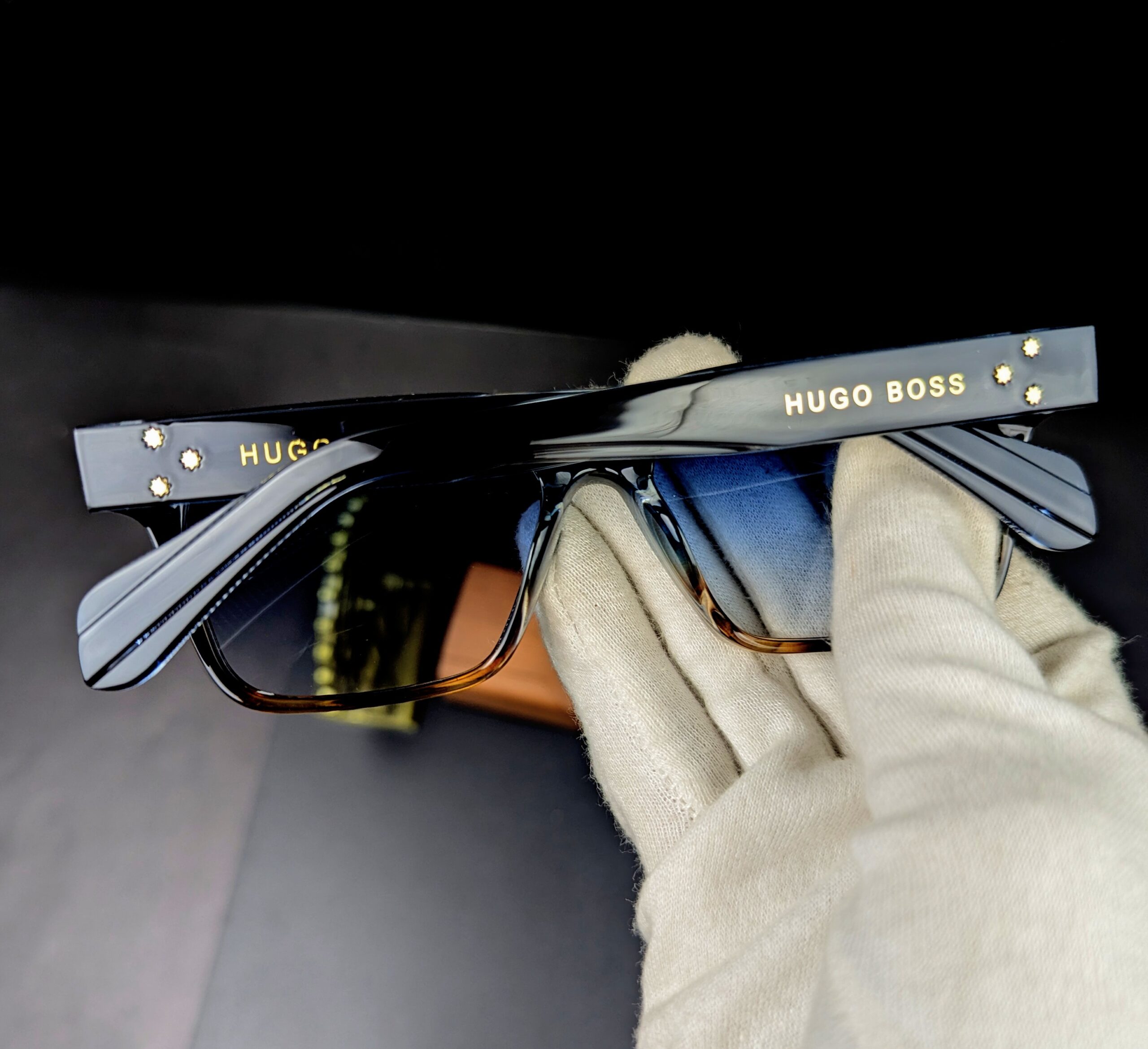 Hugo Boss Gradient Rectangular Sunglasses – Dual-Tone Blue & Tortoise Frame - Image 5