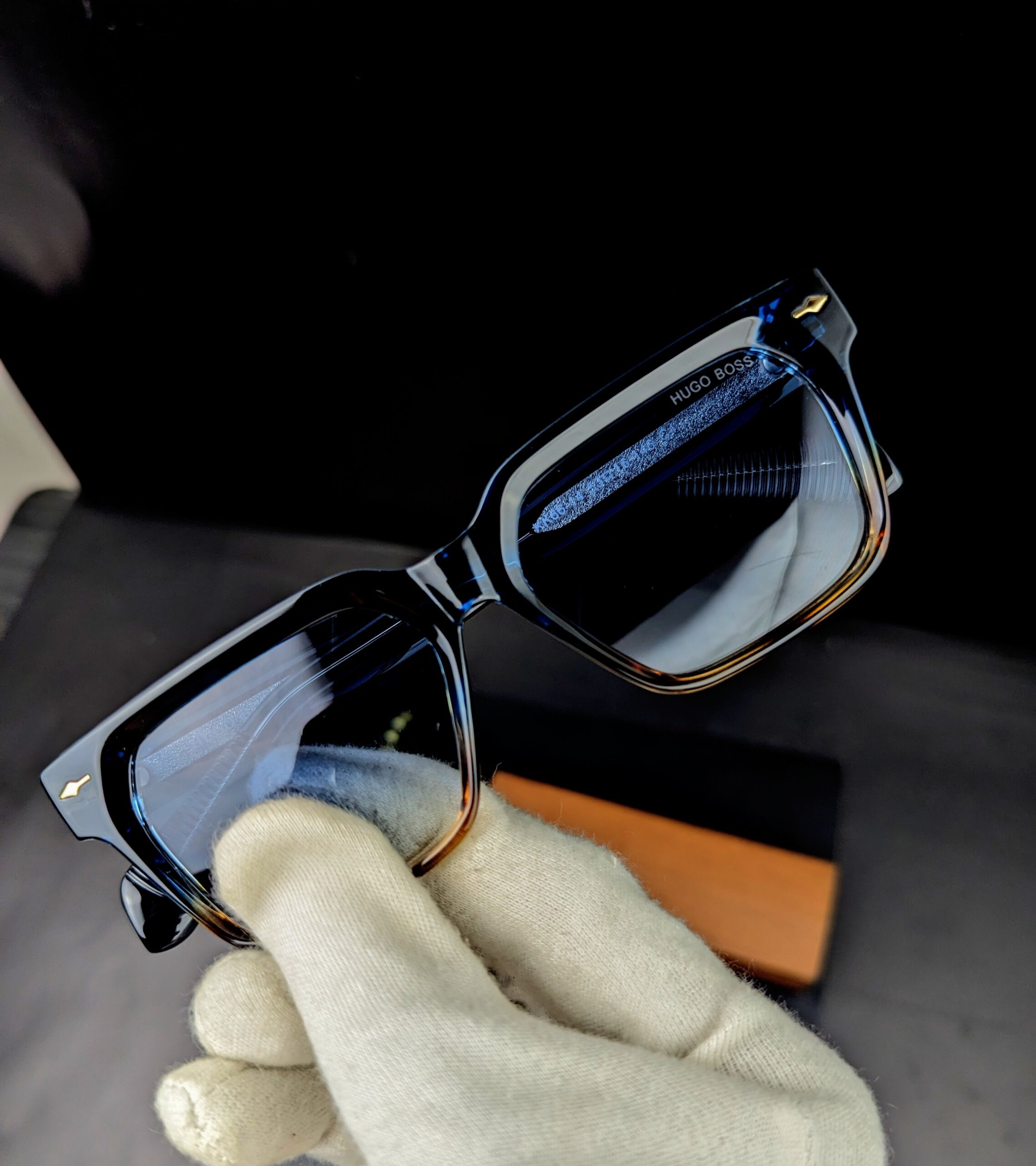 Hugo Boss Gradient Rectangular Sunglasses – Dual-Tone Blue & Tortoise Frame - Image 2